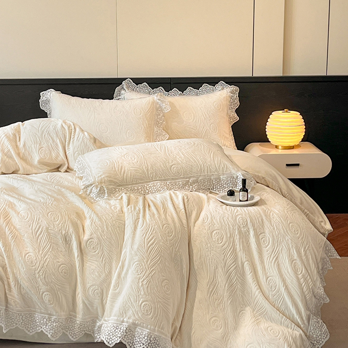 91家纺网 家纺一手货源 找家纺 爱家（原缔乐家纺） 2025新款A类牛奶雕花绒四件套系列 锦羽-奶昔白