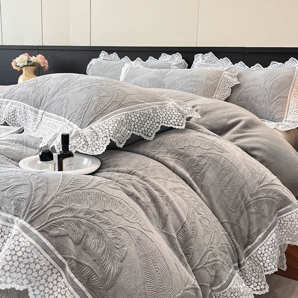 91家纺网 家纺一手货源 找家纺 爱家（原缔乐家纺） 2025新款A类牛奶雕花绒四件套系列 海岛热恋-高雅灰