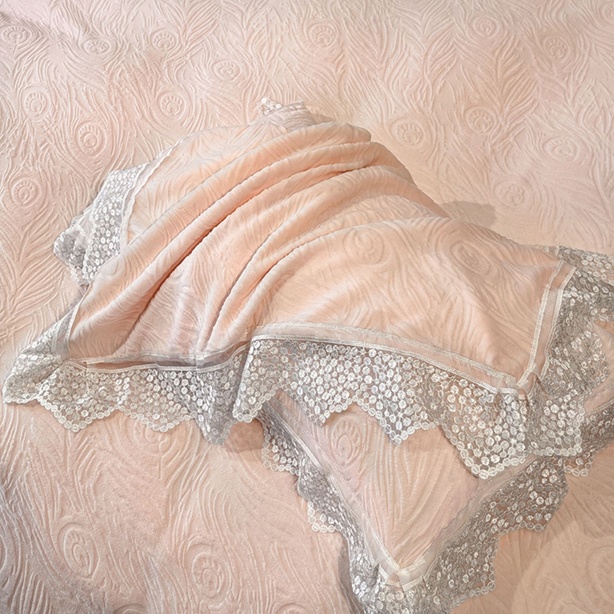 91家纺网 家纺一手货源 找家纺 爱家（原缔乐家纺） 2025新款A类牛奶雕花绒四件套系列 锦羽-公主粉