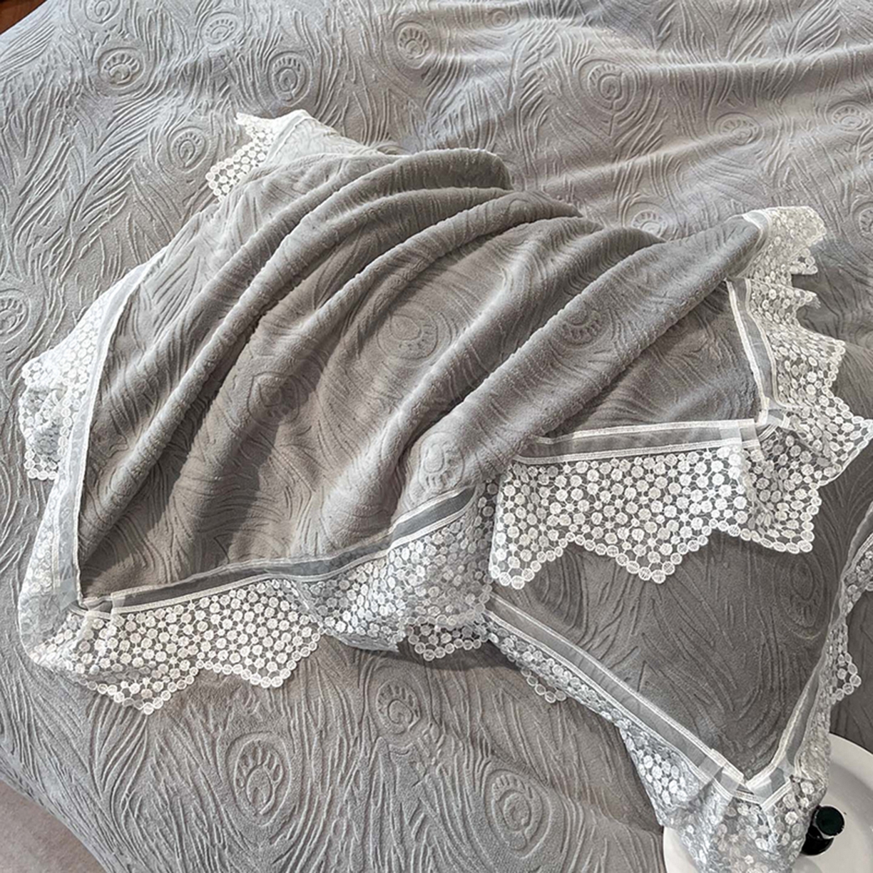 91家纺网 家纺一手货源 找家纺 爱家（原缔乐家纺） 2025新款A类牛奶雕花绒四件套系列 锦羽-高雅灰