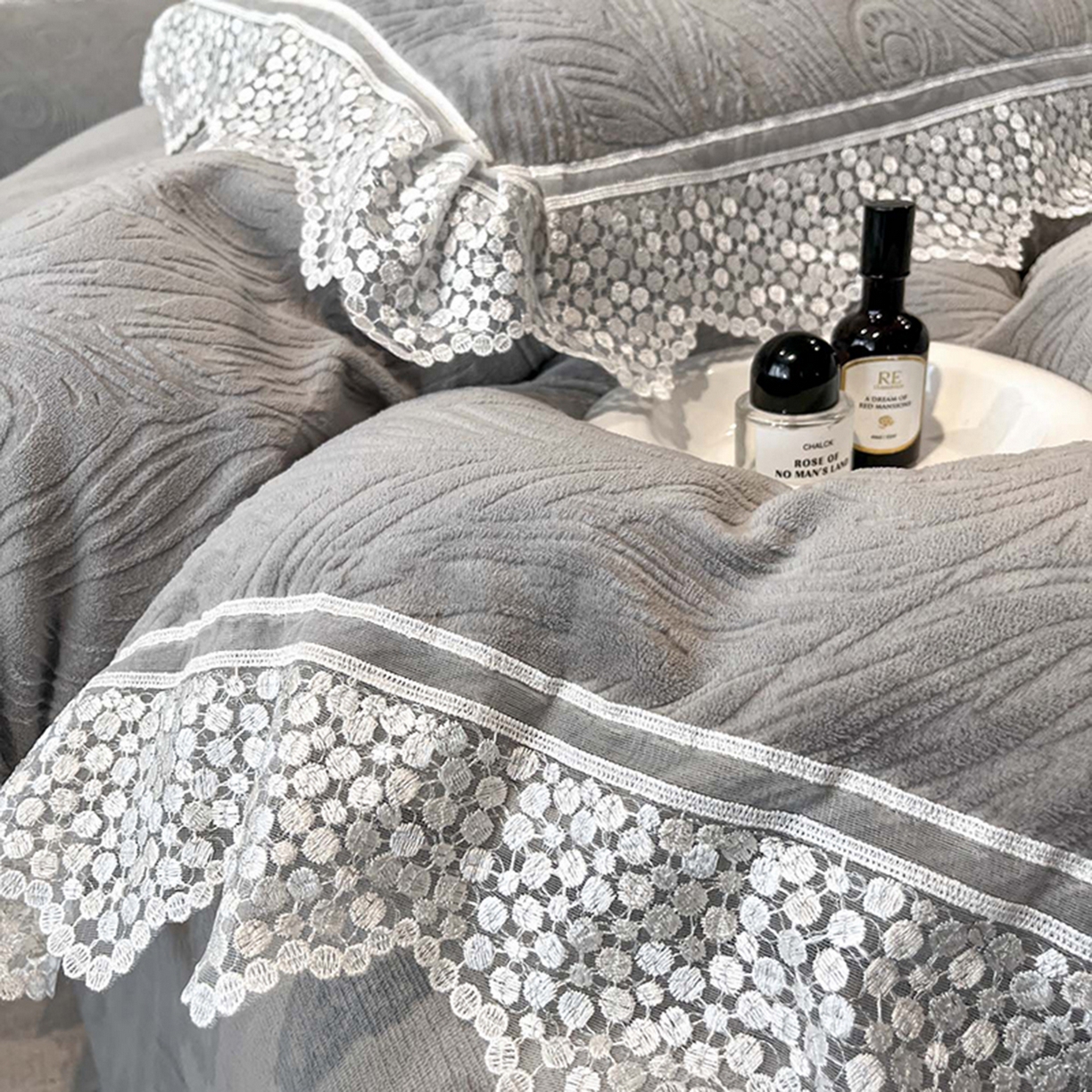 91家纺网 家纺一手货源 找家纺 爱家（原缔乐家纺） 2025新款A类牛奶雕花绒四件套系列 锦羽-高雅灰