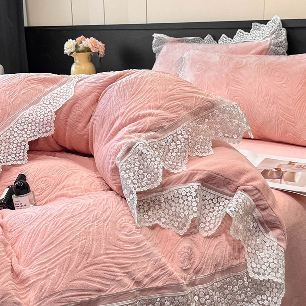 91家纺网 家纺一手货源 找家纺 爱家（原缔乐家纺） 2025新款A类牛奶雕花绒四件套系列 锦羽-香玉粉