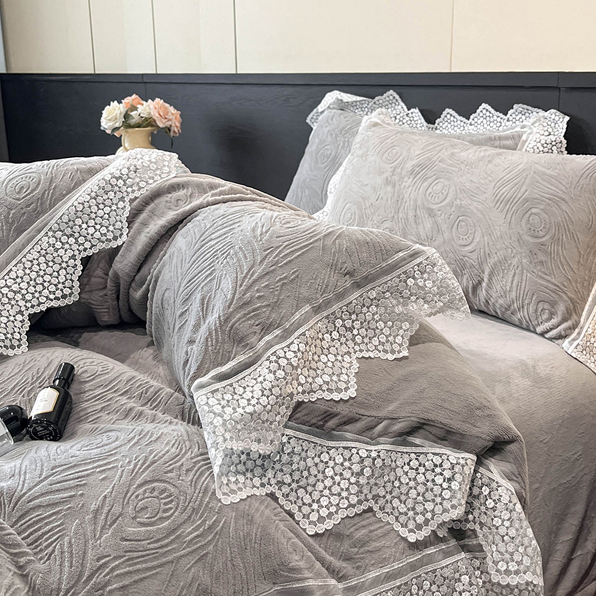 91家纺网 家纺一手货源 找家纺 爱家（原缔乐家纺） 2025新款A类牛奶雕花绒四件套系列 锦羽-高雅灰