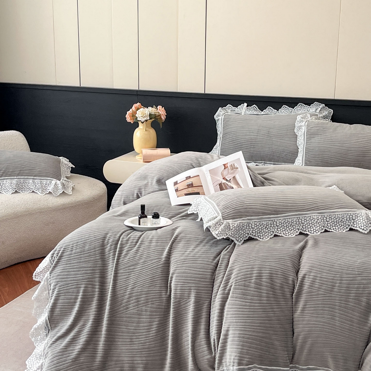 91家纺网 家纺一手货源 找家纺 爱家（原缔乐家纺） 2025新款A类牛奶雕花绒四件套系列 维多利高雅灰