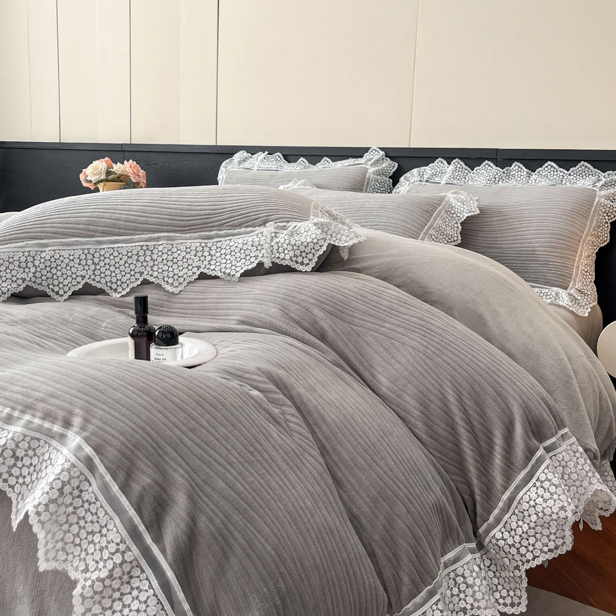 91家纺网 家纺一手货源 找家纺 爱家（原缔乐家纺） 2025新款A类牛奶雕花绒四件套系列 维多利高雅灰