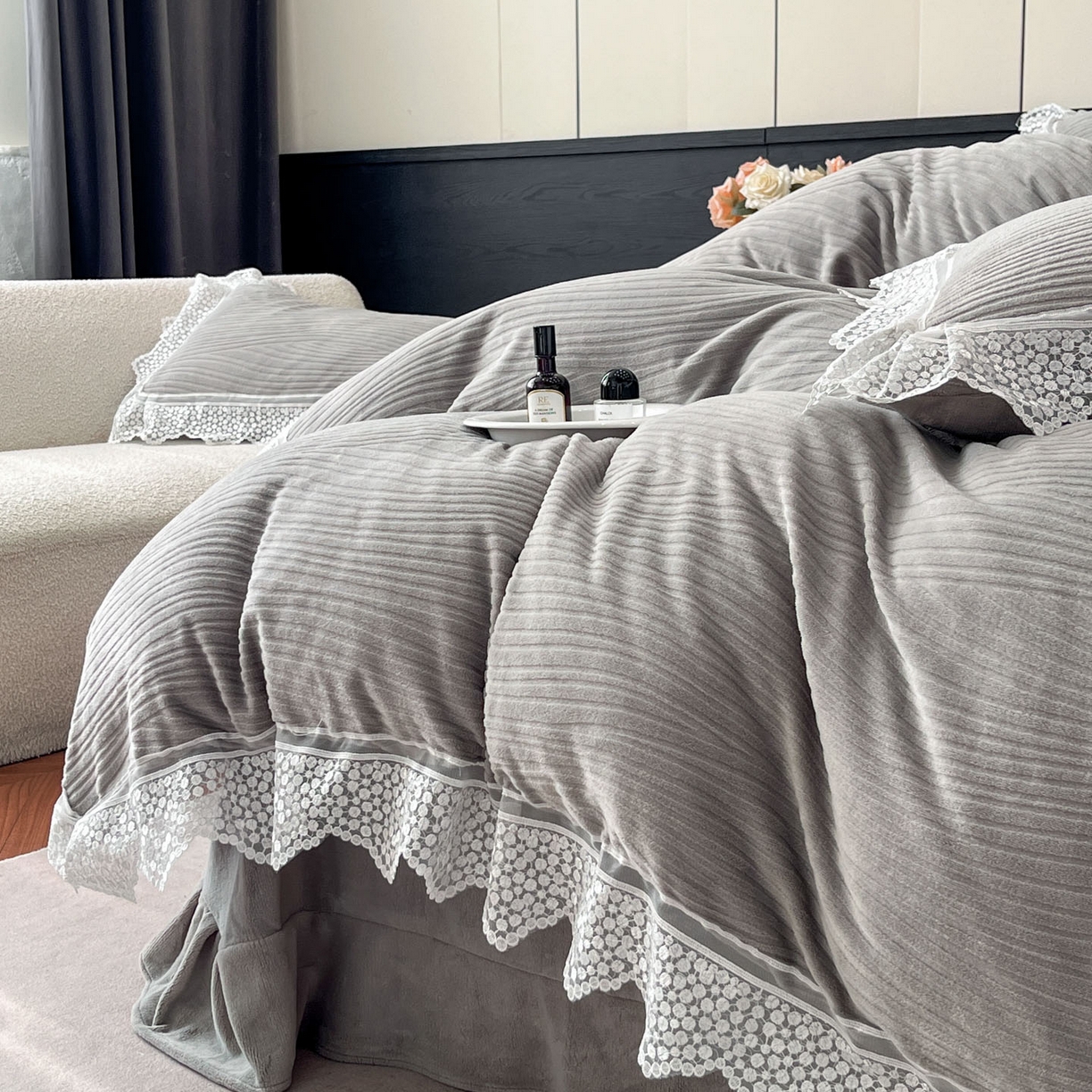 91家纺网 家纺一手货源 找家纺 爱家（原缔乐家纺） 2025新款A类牛奶雕花绒四件套系列 维多利高雅灰