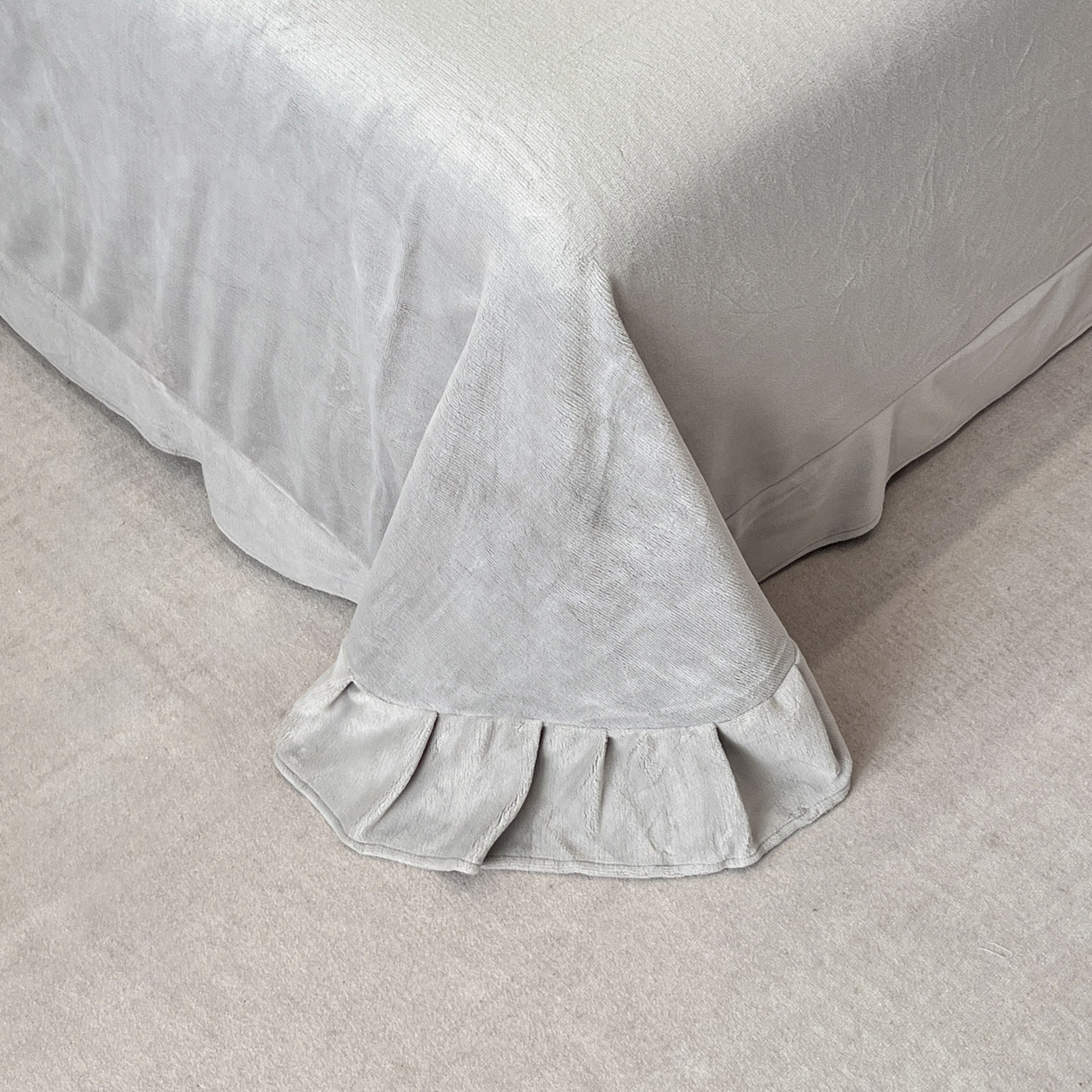 91家纺网 家纺一手货源 找家纺 爱家（原缔乐家纺） 2025新款A类牛奶雕花绒四件套系列 维多利高雅灰