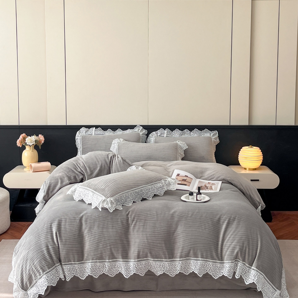 91家纺网 家纺一手货源 找家纺 爱家（原缔乐家纺） 2025新款A类牛奶雕花绒四件套系列 维多利高雅灰