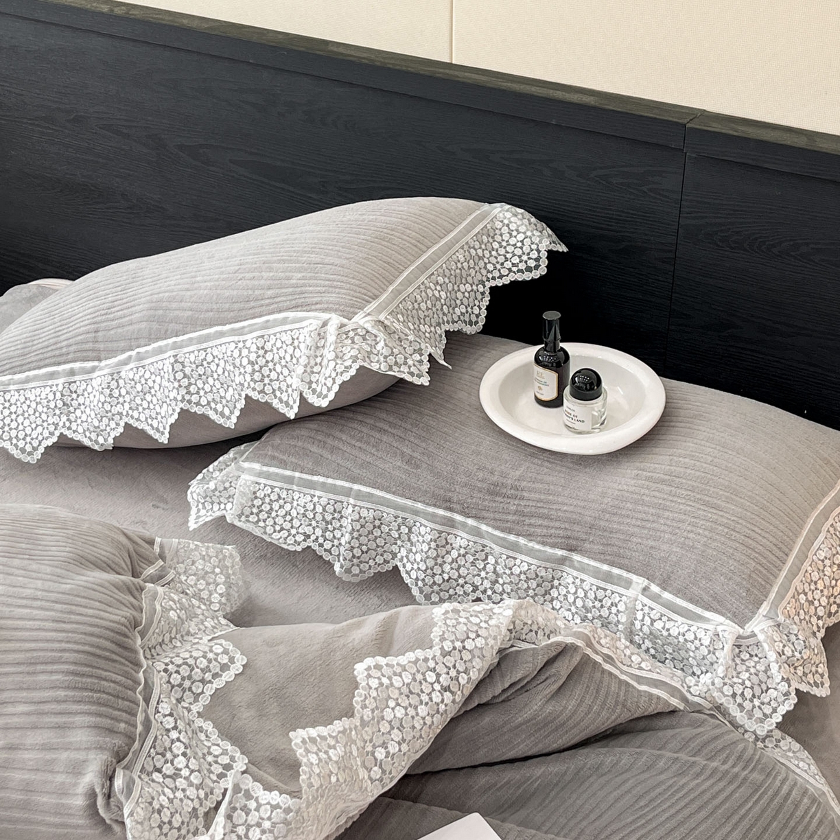 91家纺网 家纺一手货源 找家纺 爱家（原缔乐家纺） 2025新款A类牛奶雕花绒四件套系列 维多利高雅灰