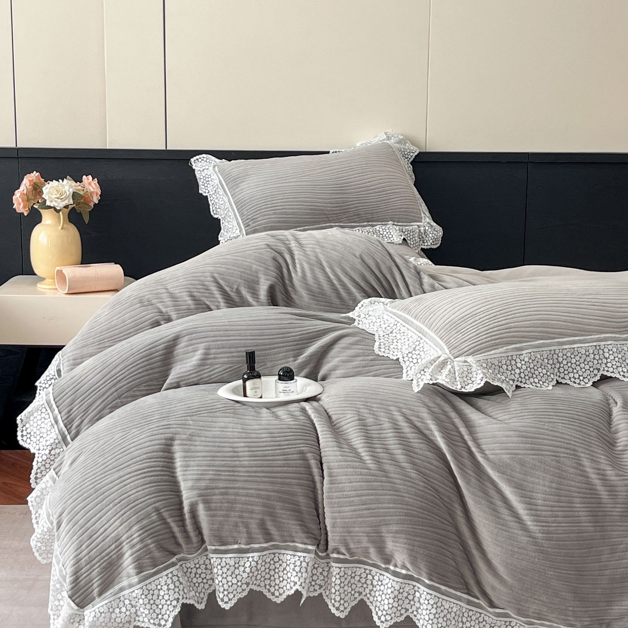 91家纺网 家纺一手货源 找家纺 爱家（原缔乐家纺） 2025新款A类牛奶雕花绒四件套系列 维多利高雅灰