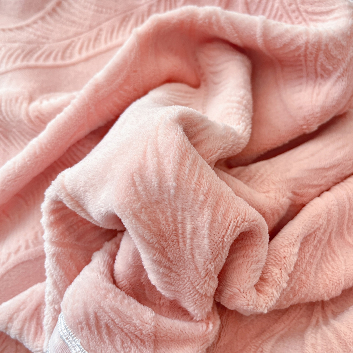 91家纺网 家纺一手货源 找家纺 爱家（原缔乐家纺） 2025新款A类牛奶雕花绒四件套系列 海岛热恋香玉粉