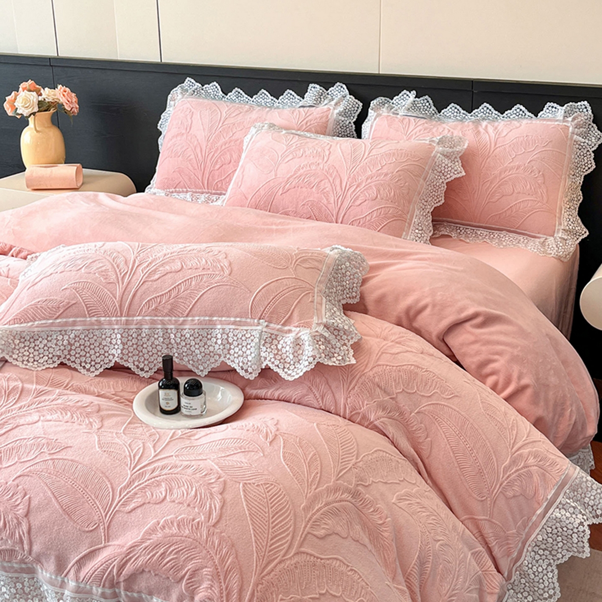 91家纺网 家纺一手货源 找家纺 爱家（原缔乐家纺） 2025新款A类牛奶雕花绒四件套系列 海岛热恋香玉粉