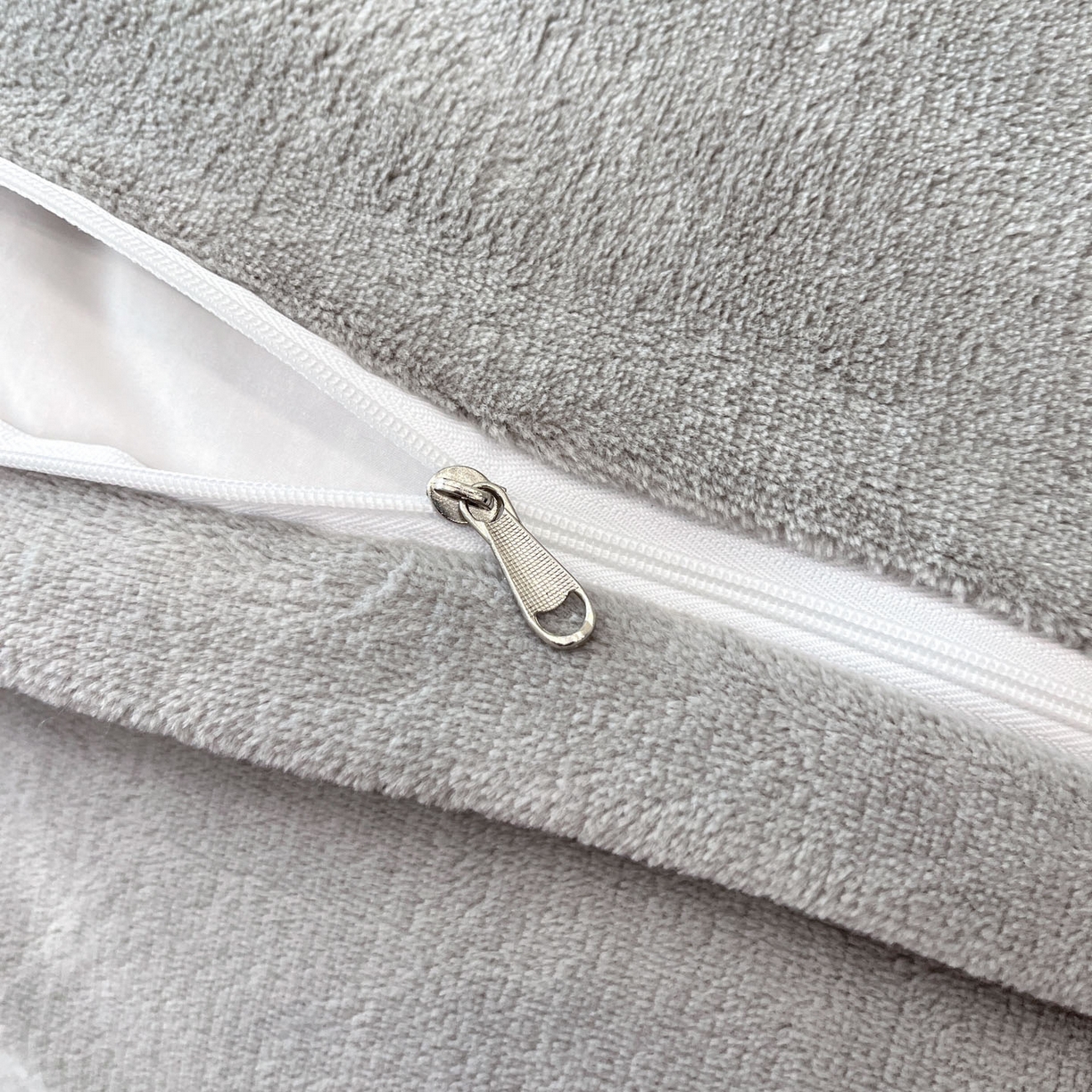 91家纺网 家纺一手货源 找家纺 爱家（原缔乐家纺） 2025新款A类牛奶雕花绒四件套系列 维多利高雅灰