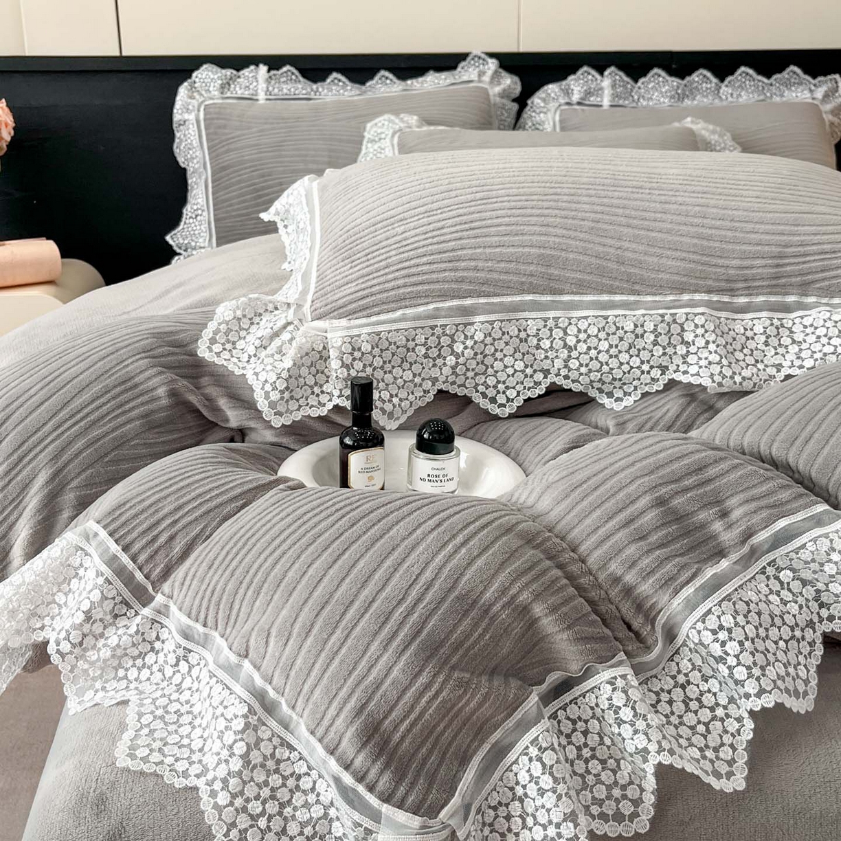 91家纺网 家纺一手货源 找家纺 爱家（原缔乐家纺） 2025新款A类牛奶雕花绒四件套系列 维多利高雅灰