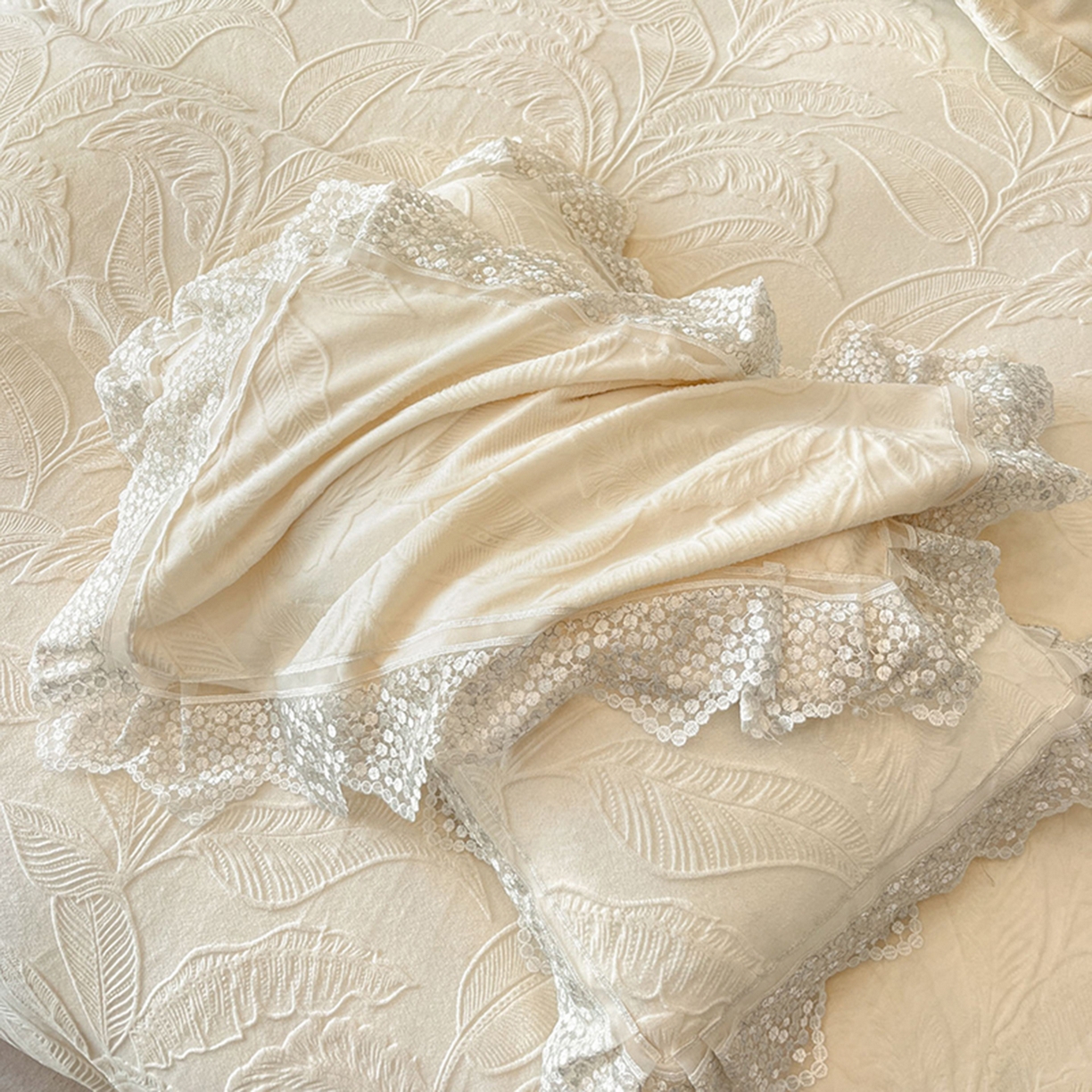 91家纺网 家纺一手货源 找家纺 爱家（原缔乐家纺） 2025新款A类牛奶雕花绒四件套系列 海岛热恋奶昔白