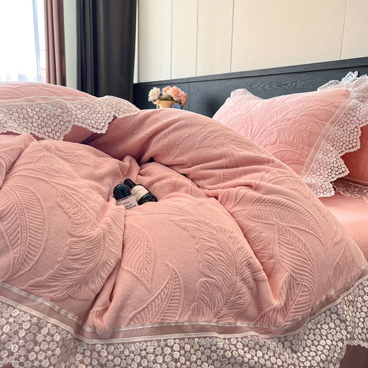 91家纺网 家纺一手货源 找家纺 爱家（原缔乐家纺） 2025新款A类牛奶雕花绒四件套系列 海岛热恋香玉粉