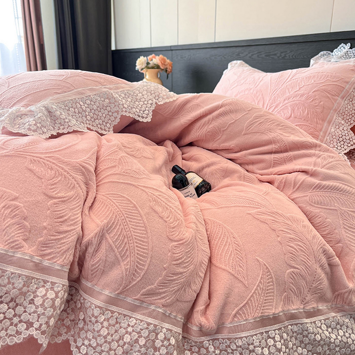 91家纺网 家纺一手货源 找家纺 爱家（原缔乐家纺） 2025新款A类牛奶雕花绒四件套系列 海岛热恋香玉粉