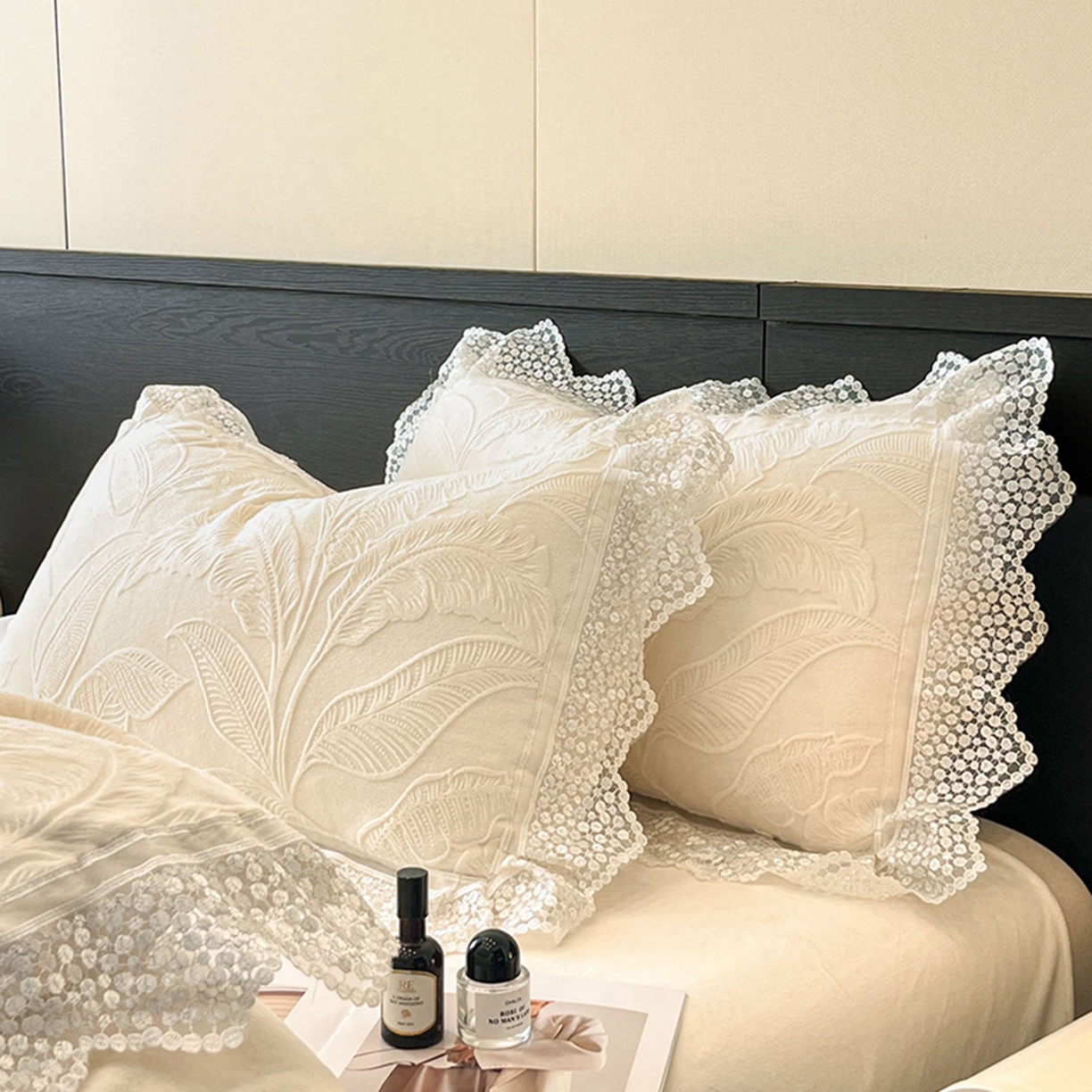 91家纺网 家纺一手货源 找家纺 爱家（原缔乐家纺） 2025新款A类牛奶雕花绒四件套系列 海岛热恋奶昔白