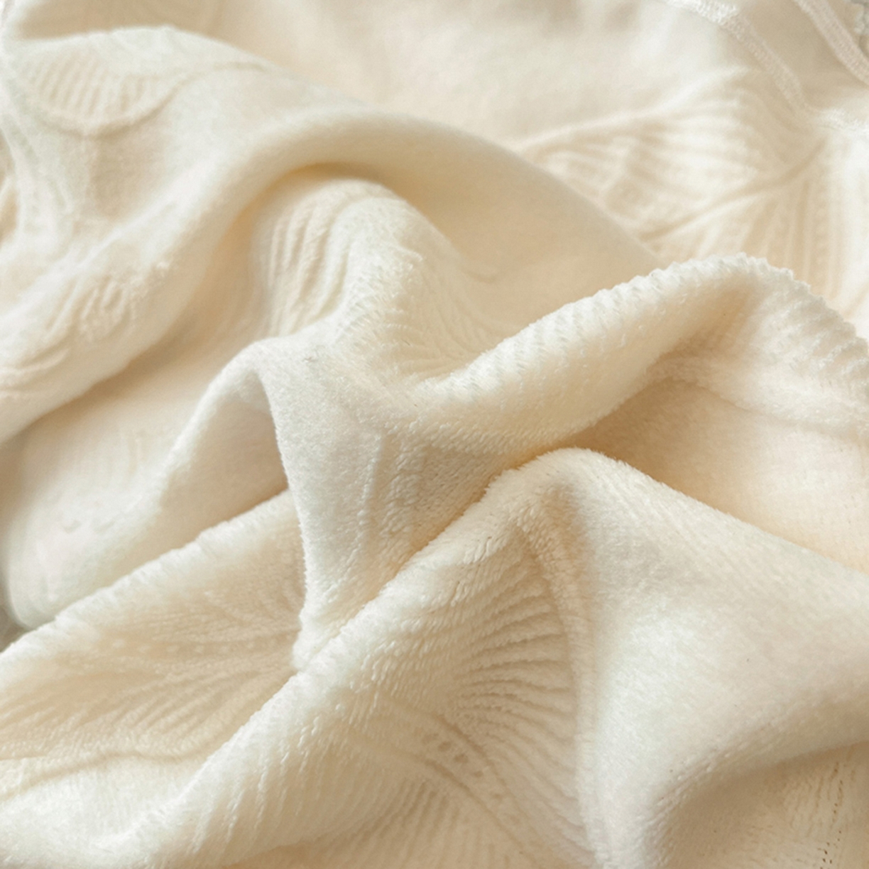 91家纺网 家纺一手货源 找家纺 爱家（原缔乐家纺） 2025新款A类牛奶雕花绒四件套系列 海岛热恋奶昔白