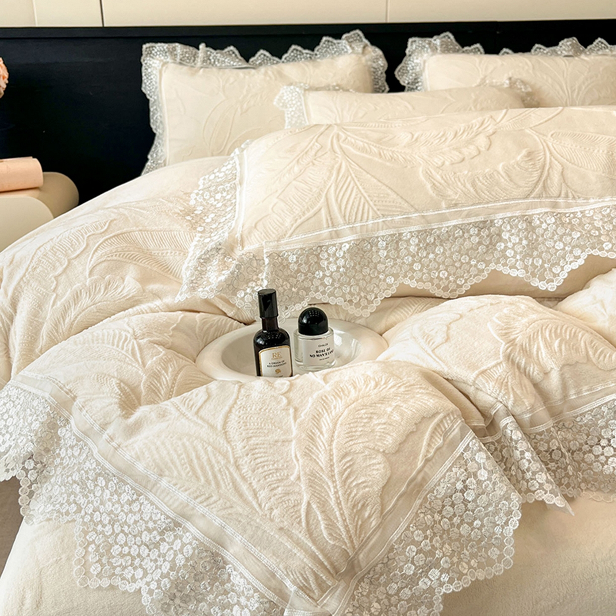 91家纺网 家纺一手货源 找家纺 爱家（原缔乐家纺） 2025新款A类牛奶雕花绒四件套系列 海岛热恋奶昔白