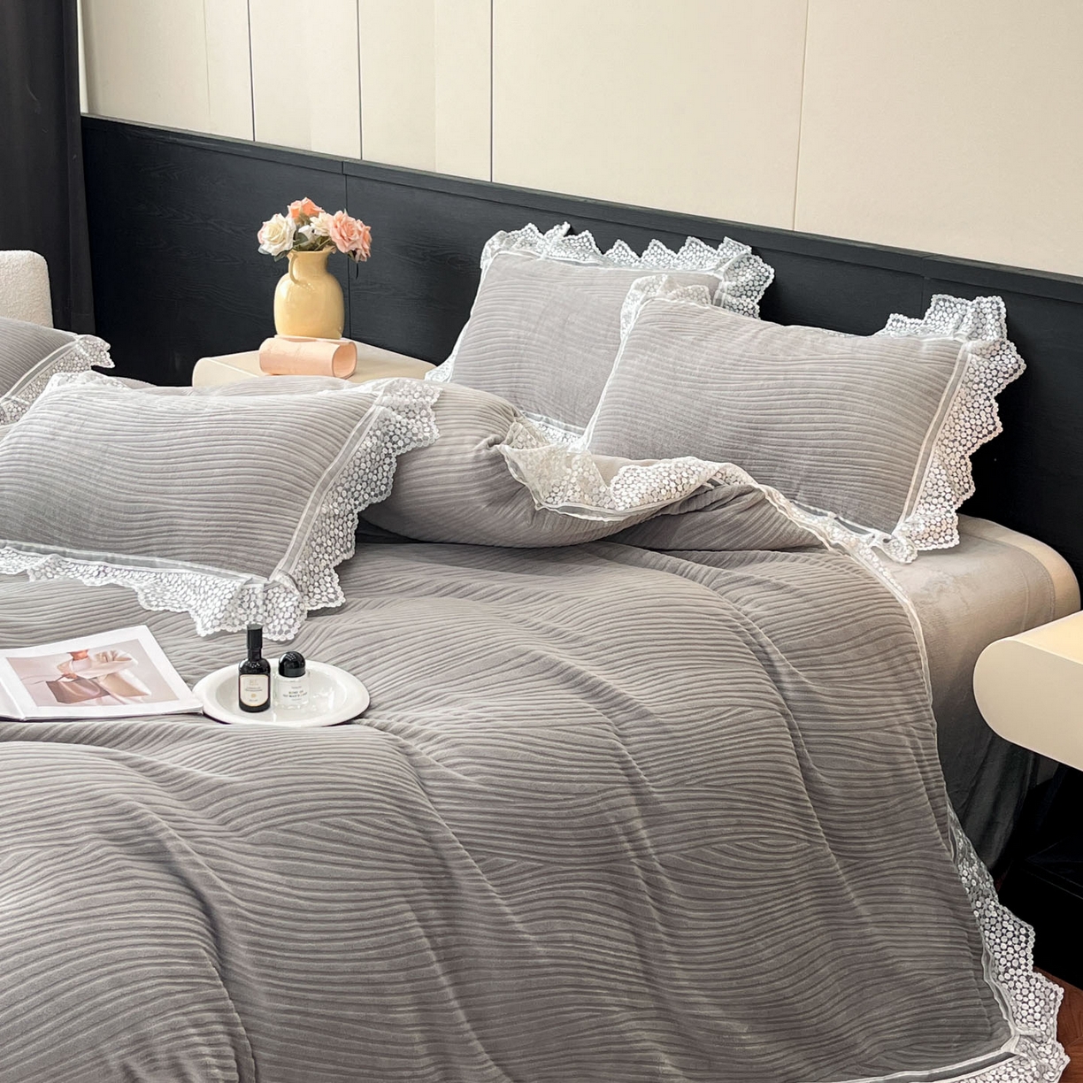 91家纺网 家纺一手货源 找家纺 爱家（原缔乐家纺） 2025新款A类牛奶雕花绒四件套系列 维多利高雅灰