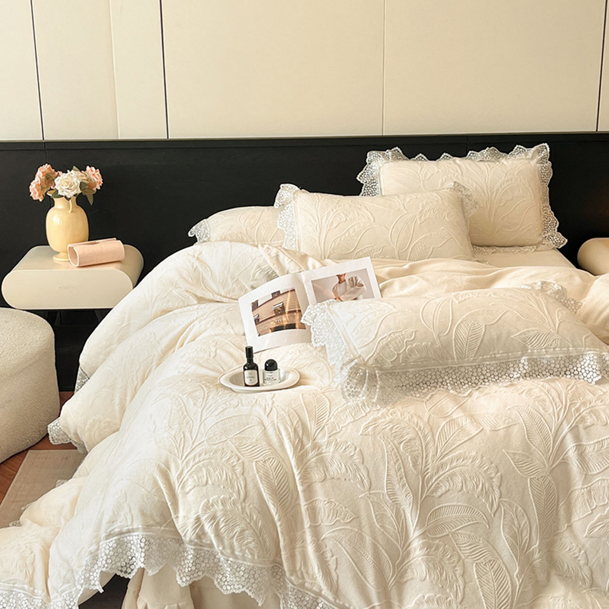 91家纺网 家纺一手货源 找家纺 爱家（原缔乐家纺） 2025新款A类牛奶雕花绒四件套系列 海岛热恋奶昔白