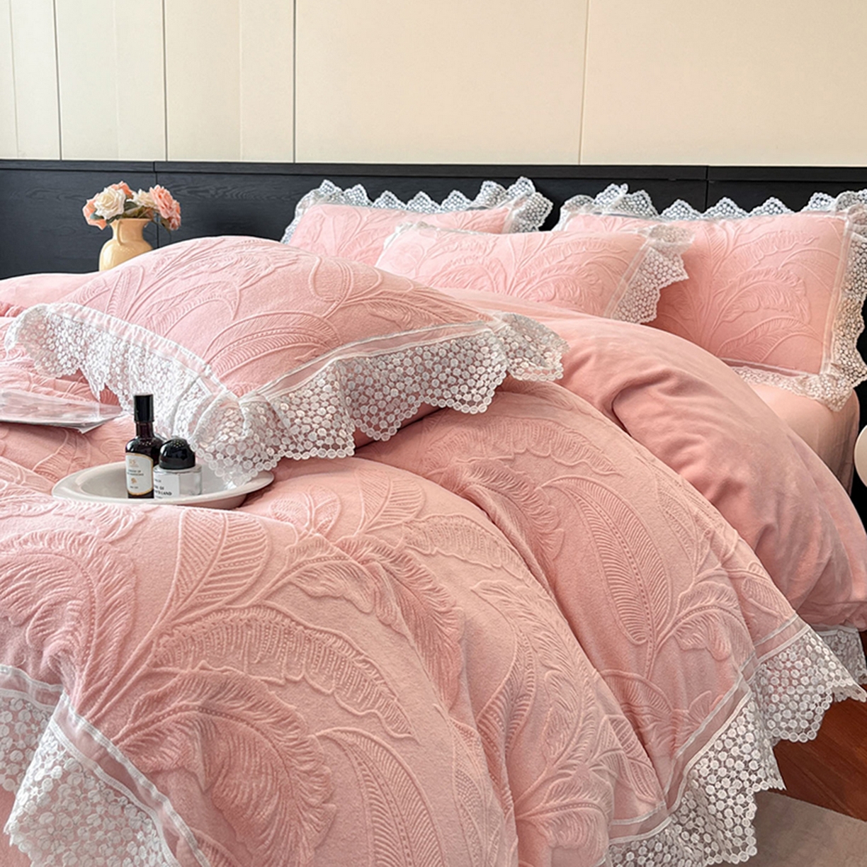 91家纺网 家纺一手货源 找家纺 爱家（原缔乐家纺） 2025新款A类牛奶雕花绒四件套系列 海岛热恋香玉粉