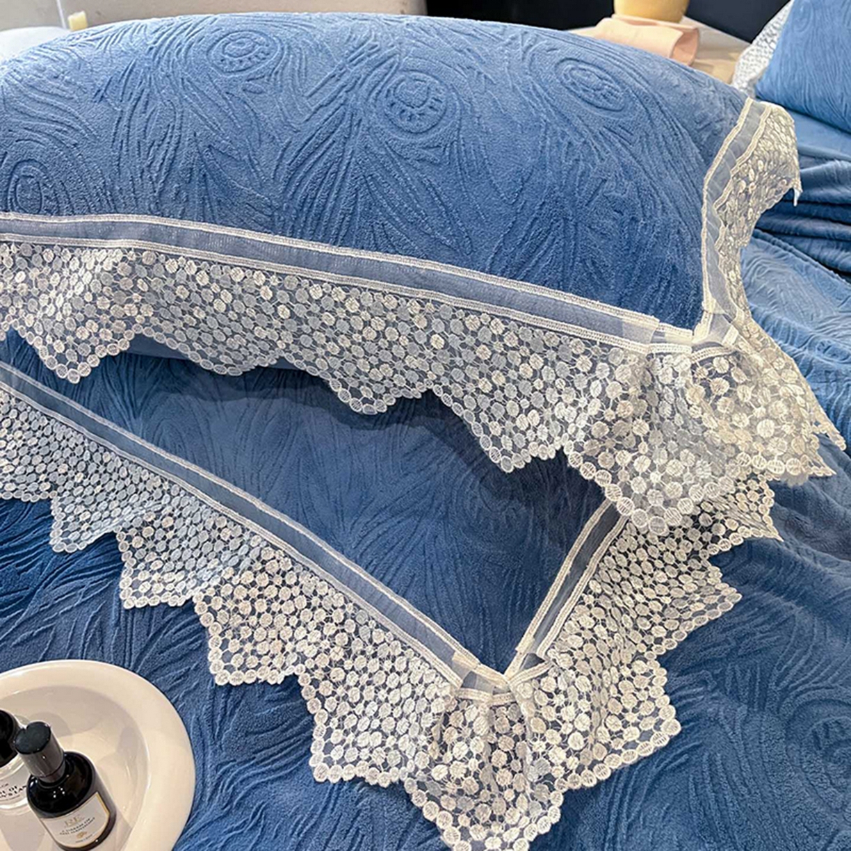 91家纺网 家纺一手货源 找家纺 爱家（原缔乐家纺） 2025新款A类牛奶雕花绒四件套系列 锦羽-宾利兰