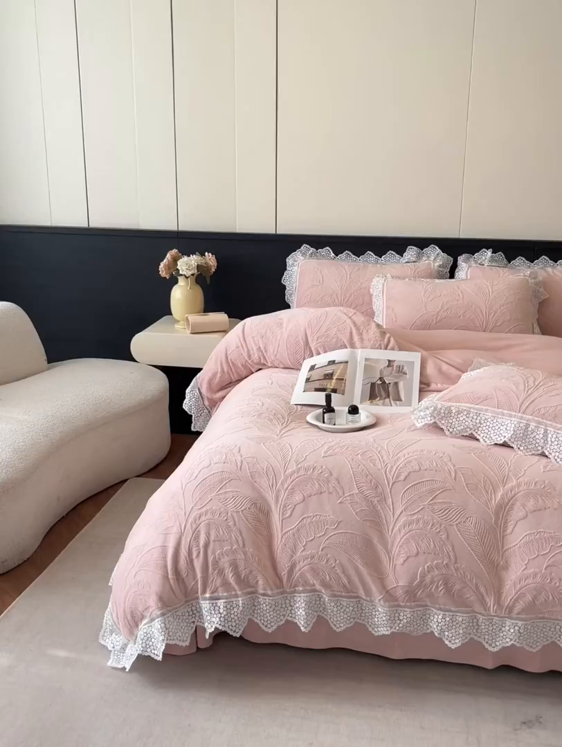 91家纺网 家纺一手货源 找家纺 爱家（原缔乐家纺） 2025新款A类牛奶雕花绒四件套系列 海岛热恋香玉粉