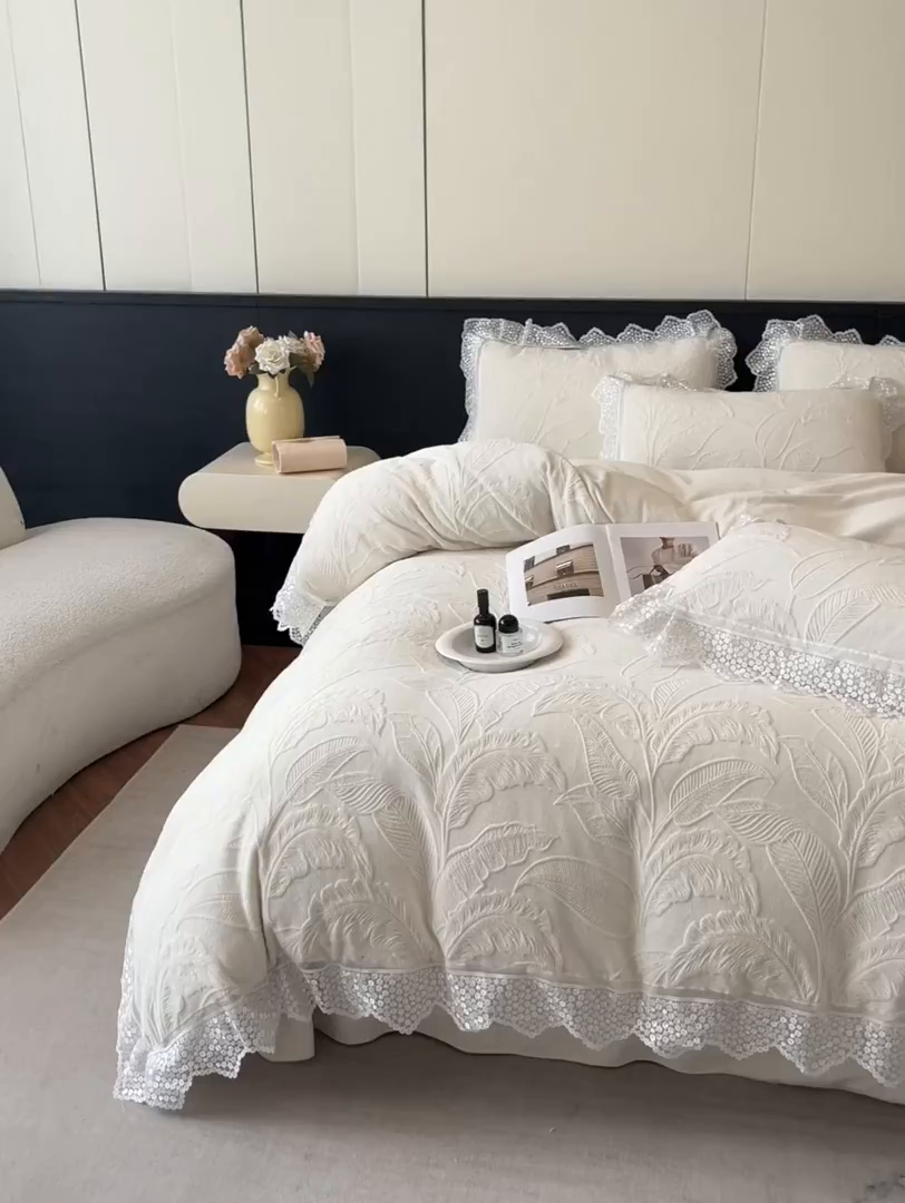 91家纺网 家纺一手货源 找家纺 爱家（原缔乐家纺） 2025新款A类牛奶雕花绒四件套系列 海岛热恋奶昔白