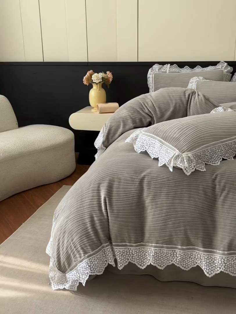 91家纺网 家纺一手货源 找家纺 爱家（原缔乐家纺） 2025新款A类牛奶雕花绒四件套系列 维多利高雅灰