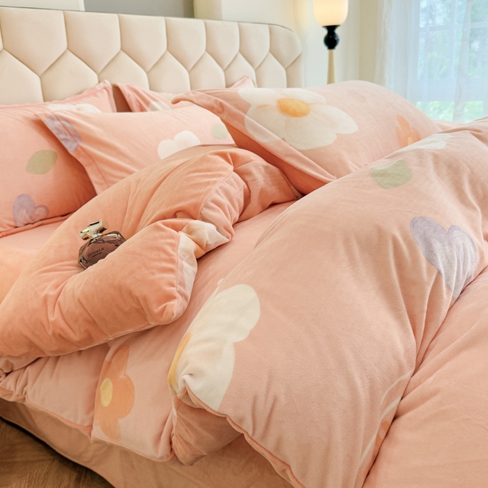 91家纺网 家纺一手货源 找家纺 喜四方 2025新款超细旦婴儿宝宝绒印花四件套 初心-桔