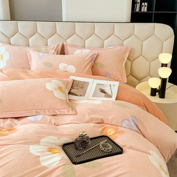 91家纺网 家纺一手货源 找家纺 喜四方 2025新款超细旦婴儿宝宝绒印花四件套 初心-桔