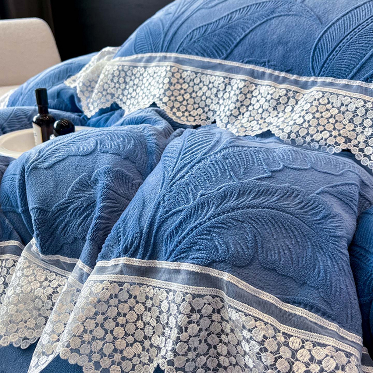 91家纺网 家纺一手货源 找家纺 爱家（原缔乐家纺） 2025新款A类牛奶雕花绒四件套系列 海岛热恋-宾利兰