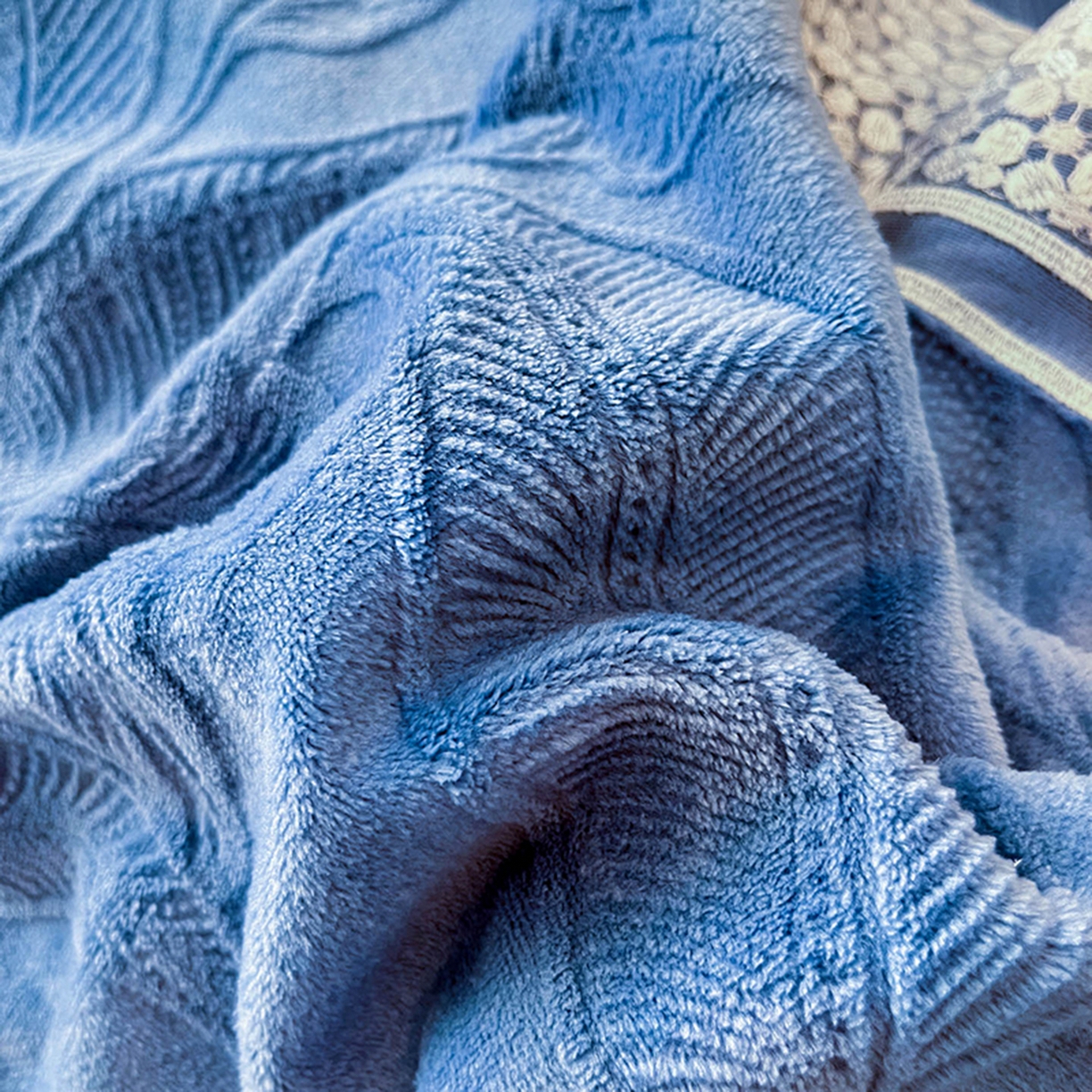 91家纺网 家纺一手货源 找家纺 爱家（原缔乐家纺） 2025新款A类牛奶雕花绒四件套系列 海岛热恋-宾利兰