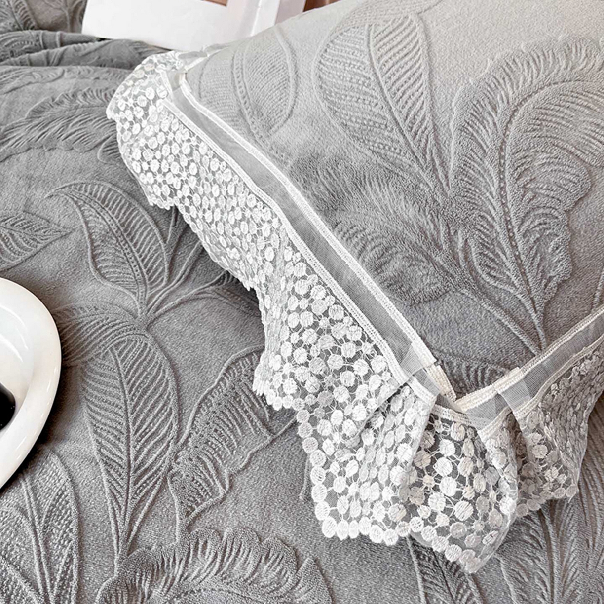 91家纺网 家纺一手货源 找家纺 爱家（原缔乐家纺） 2025新款A类牛奶雕花绒四件套系列 海岛热恋-高雅灰