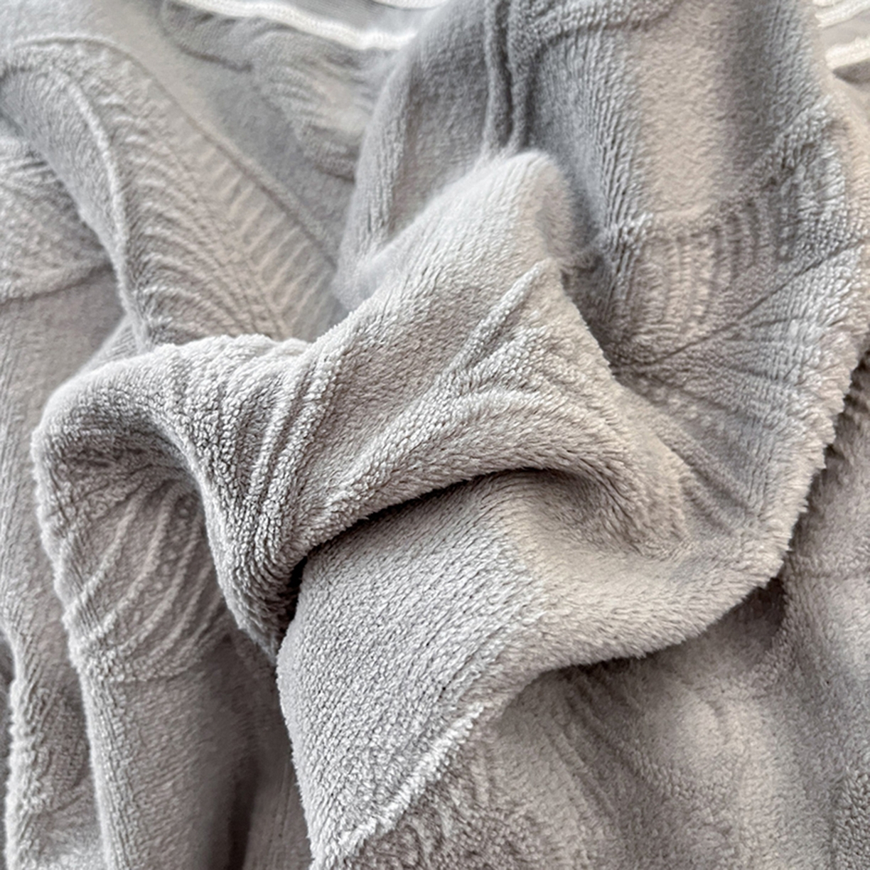 91家纺网 家纺一手货源 找家纺 爱家（原缔乐家纺） 2025新款A类牛奶雕花绒四件套系列 海岛热恋-高雅灰