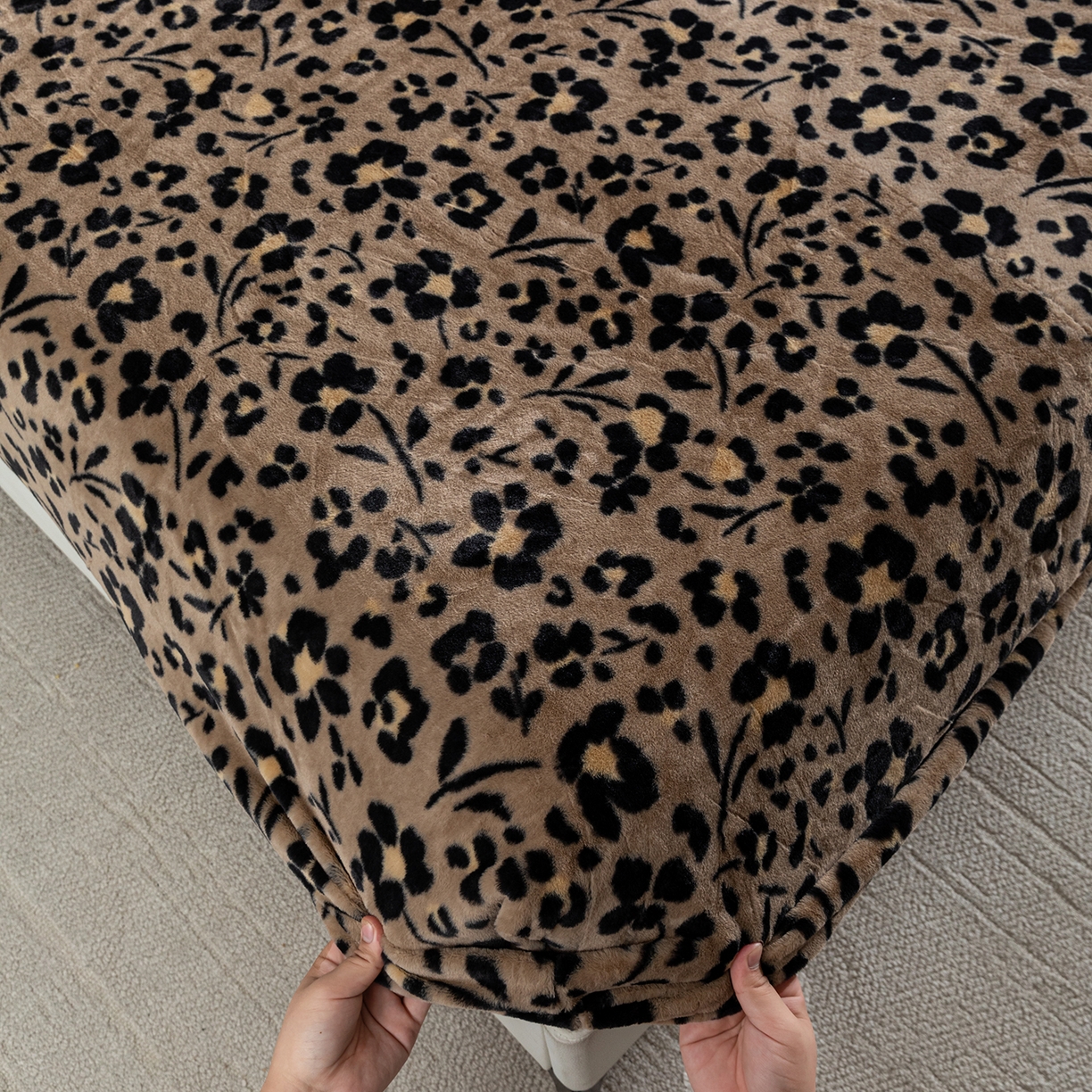 91家纺网 家纺一手货源 找家纺 锦罗绣 2025新款全消光兔绒300克牛奶绒床笠 享乐一生