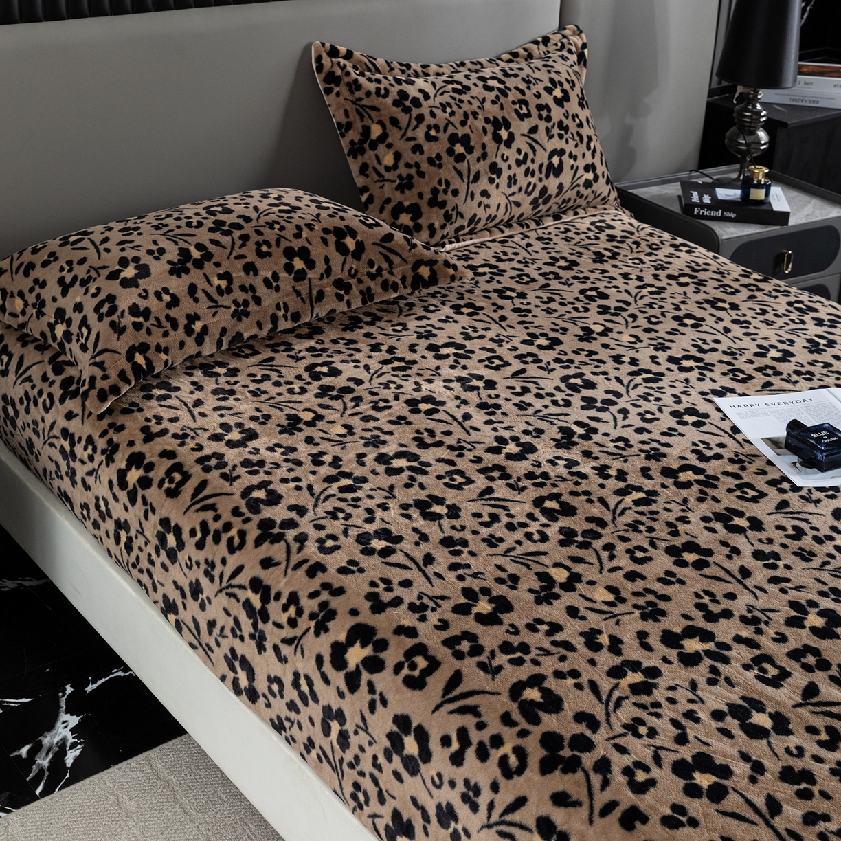 91家纺网 家纺一手货源 找家纺 锦罗绣 2025新款全消光兔绒300克牛奶绒床笠 享乐一生