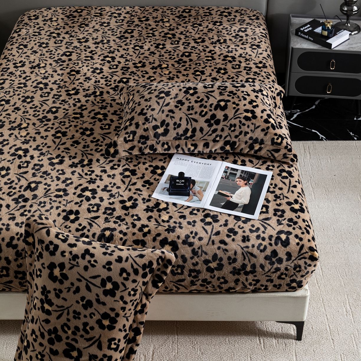 91家纺网 家纺一手货源 找家纺 锦罗绣 2025新款全消光兔绒300克牛奶绒床笠 享乐一生