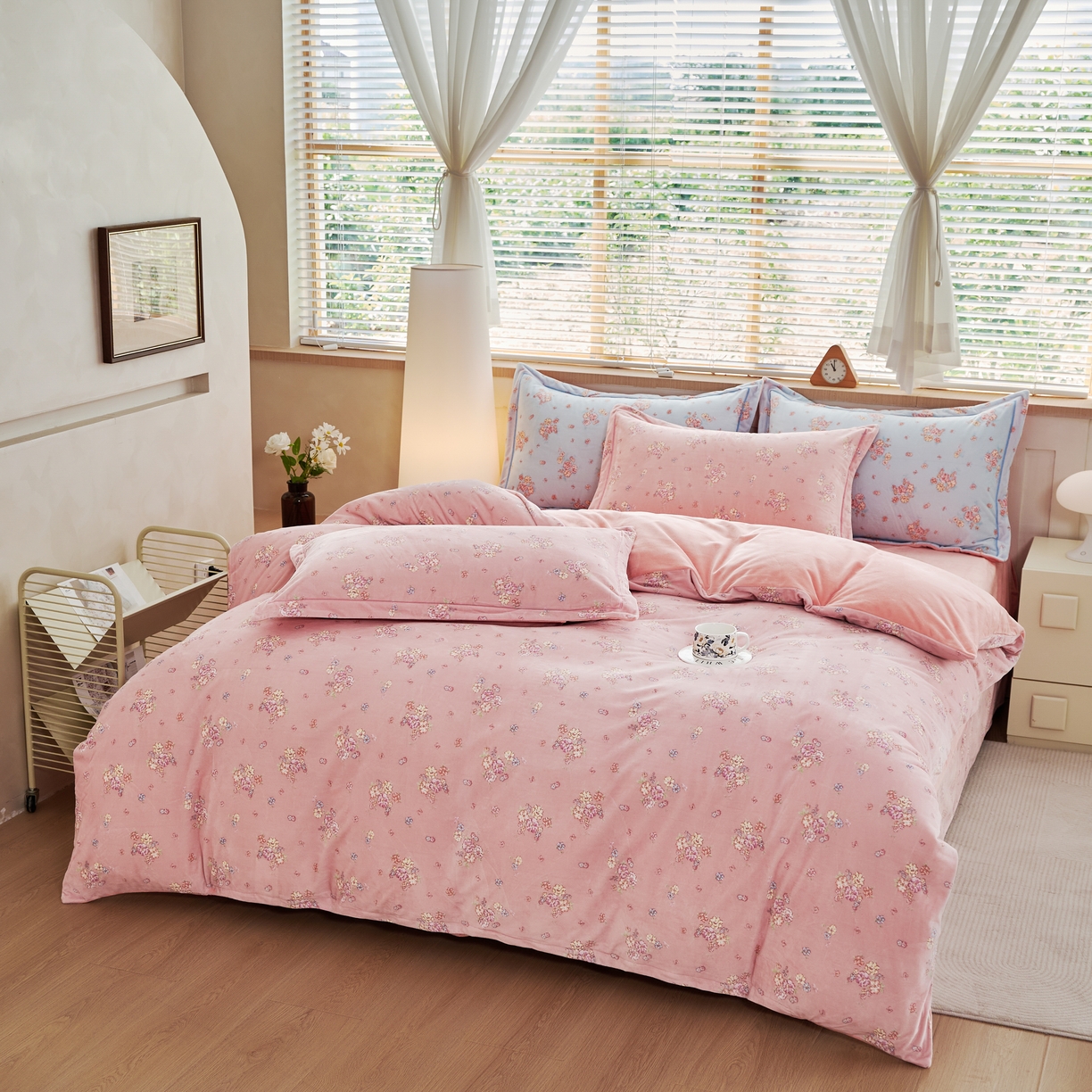 91家纺网 家纺一手货源 找家纺 喜四方 2025新款超细旦婴儿宝宝绒印花四件套 花怡梦-粉