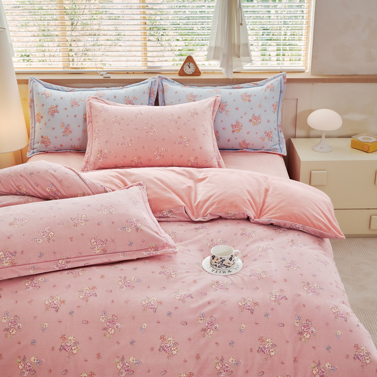 91家纺网 家纺一手货源 找家纺 喜四方 2025新款超细旦婴儿宝宝绒印花四件套 花怡梦-粉