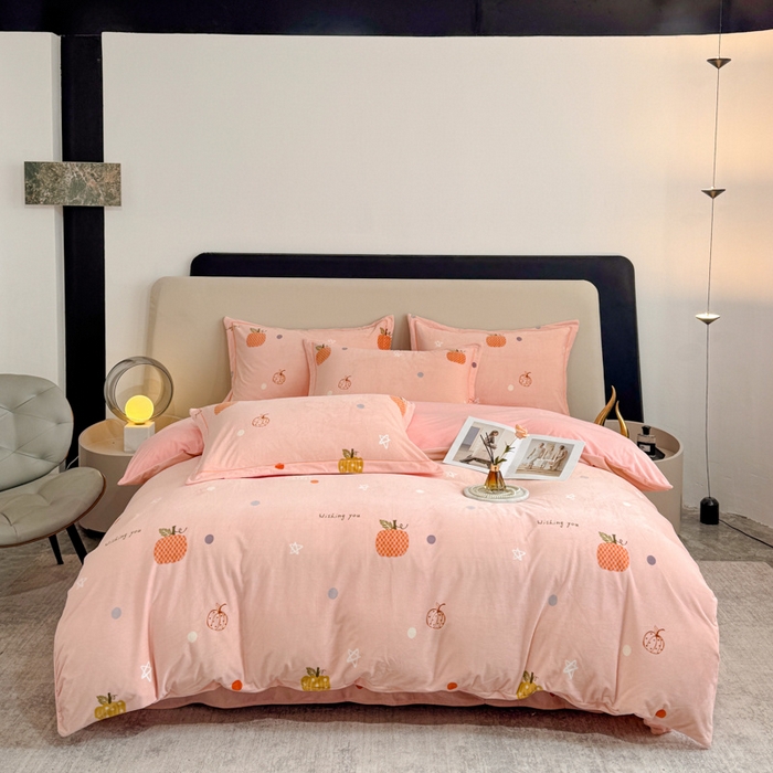 91家纺网 家纺一手货源 找家纺 喜四方 2025新款超细旦婴儿宝宝绒印花四件套 梦幻乐园-粉