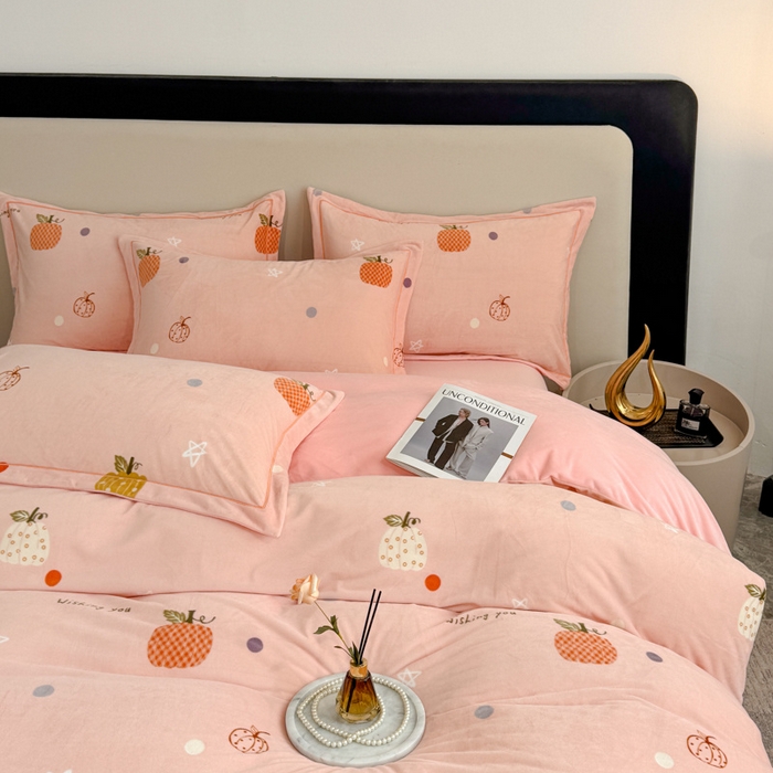 91家纺网 家纺一手货源 找家纺 喜四方 2025新款超细旦婴儿宝宝绒印花四件套 梦幻乐园-粉