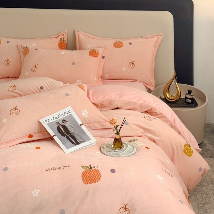 91家纺网 家纺一手货源 找家纺 喜四方 2025新款超细旦婴儿宝宝绒印花四件套 梦幻乐园-粉