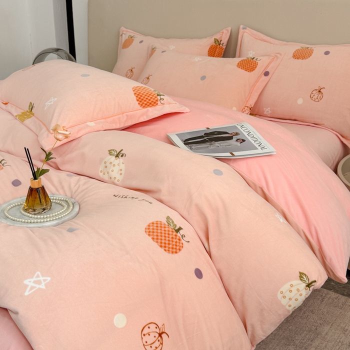 91家纺网 家纺一手货源 找家纺 喜四方 2025新款超细旦婴儿宝宝绒印花四件套 梦幻乐园-粉