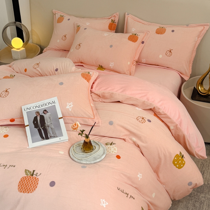 91家纺网 家纺一手货源 找家纺 喜四方 2025新款超细旦婴儿宝宝绒印花四件套 梦幻乐园-粉