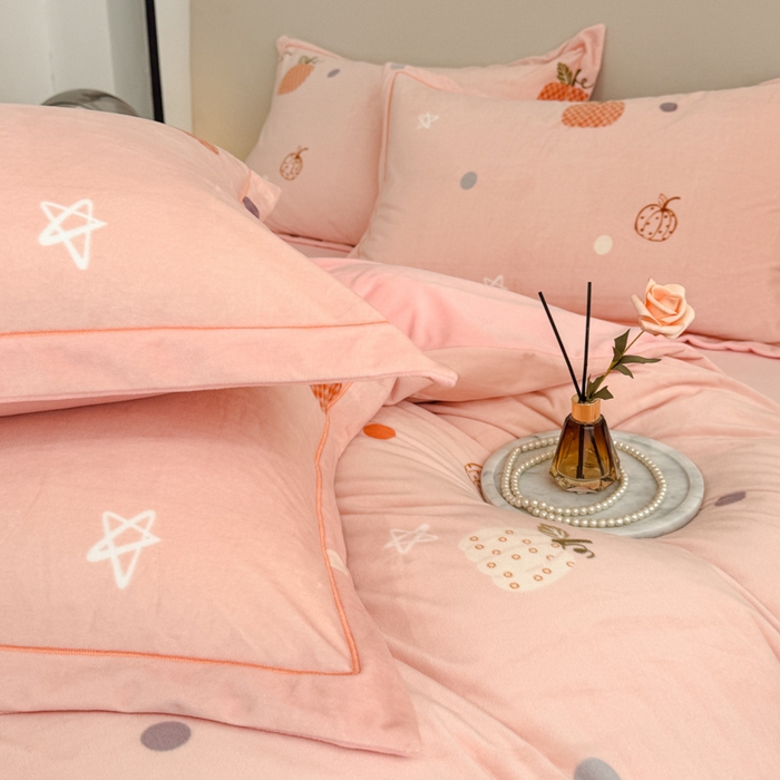 91家纺网 家纺一手货源 找家纺 喜四方 2025新款超细旦婴儿宝宝绒印花四件套 梦幻乐园-粉