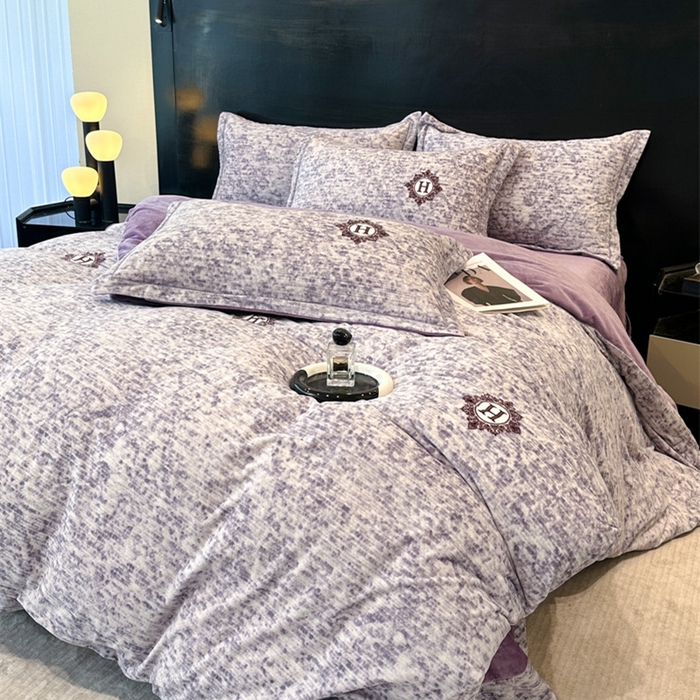 91家纺网 家纺一手货源 找家纺 喜四方 2025新款超细旦婴儿宝宝绒印花四件套 暮光之城-灰紫