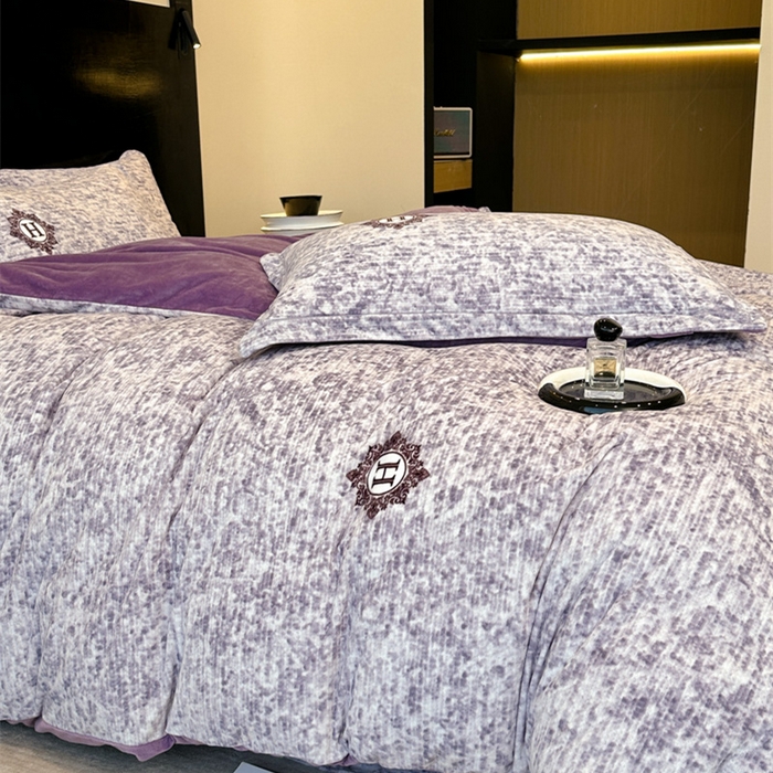 91家纺网 家纺一手货源 找家纺 喜四方 2025新款超细旦婴儿宝宝绒印花四件套 暮光之城-灰紫